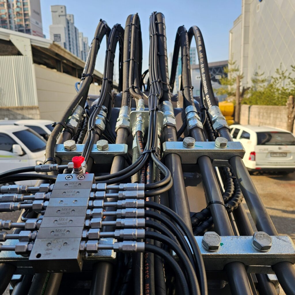 볼보굴삭기 EW140E 자동구리스 시스템 장착 사례 2 볼보굴삭기 EW140E PRO 자동구리스 시스템 중에서 MX-F 구리스분배기