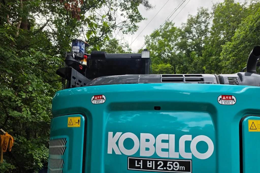 코벨코 SK140SRLC 굴삭기 후면과 상부에 설치된 BEKA 자동 구리스펌프