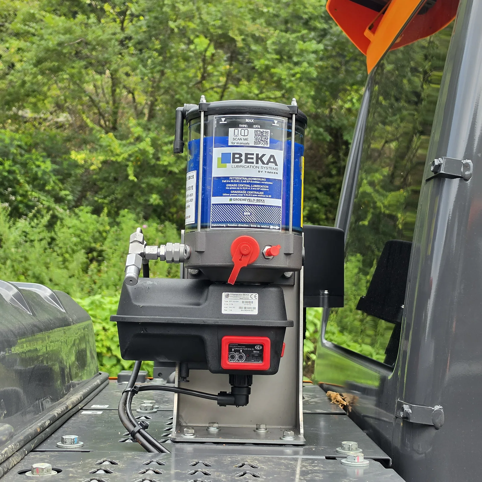 두산 굴삭기 자동구리스 설치 | 디벨론 DX150W-7K·BEKA EP-1 3 디벨론 DX150W-7K에 설치한 BEKA EP-1 자동구리스펌프