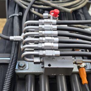 beka mx f progressive divider ecr90 굴삭기 자동윤활시스템에 설치된 BEKA MX-F 순차식 구리스 분배기와 배관