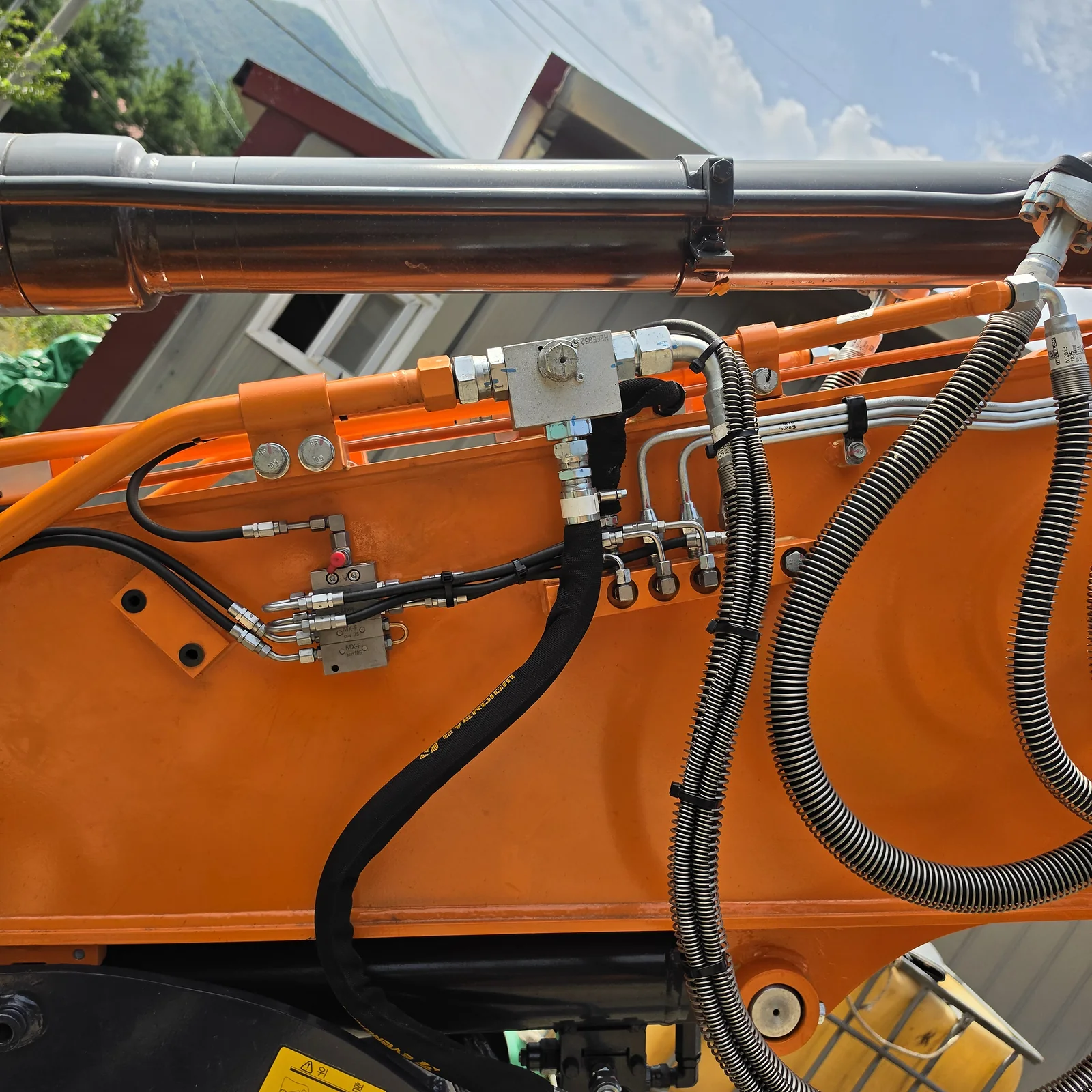 두산 굴삭기 자동구리스 설치 | 디벨론 DX150W-7K·BEKA EP-1 6 BEKA MX-F 분배기와 굴삭기 붐 윤활배관