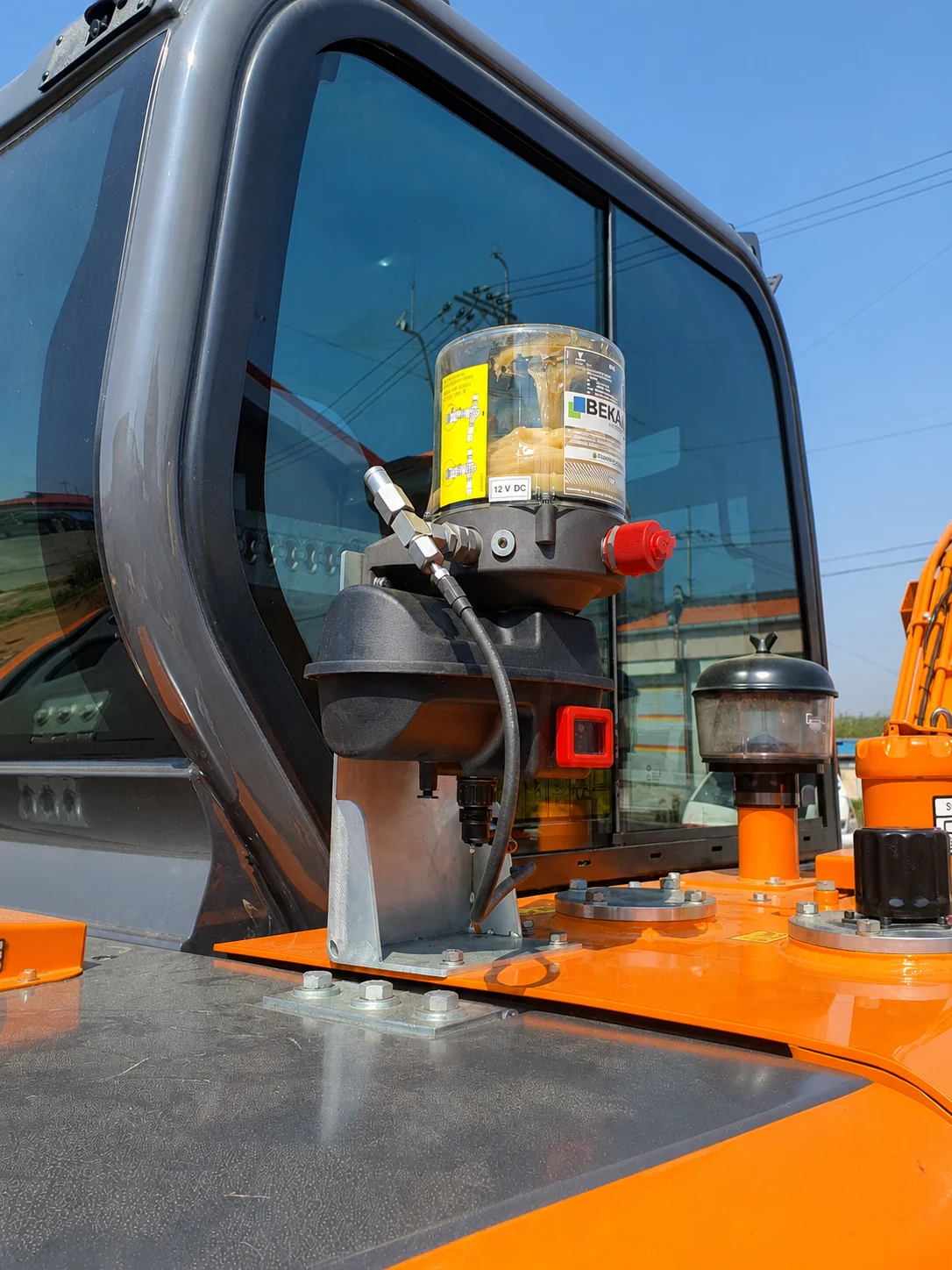 doosan excavator auto grease pump detail 두산 굴착기 자동구리스 펌프와 배관 설치 상세