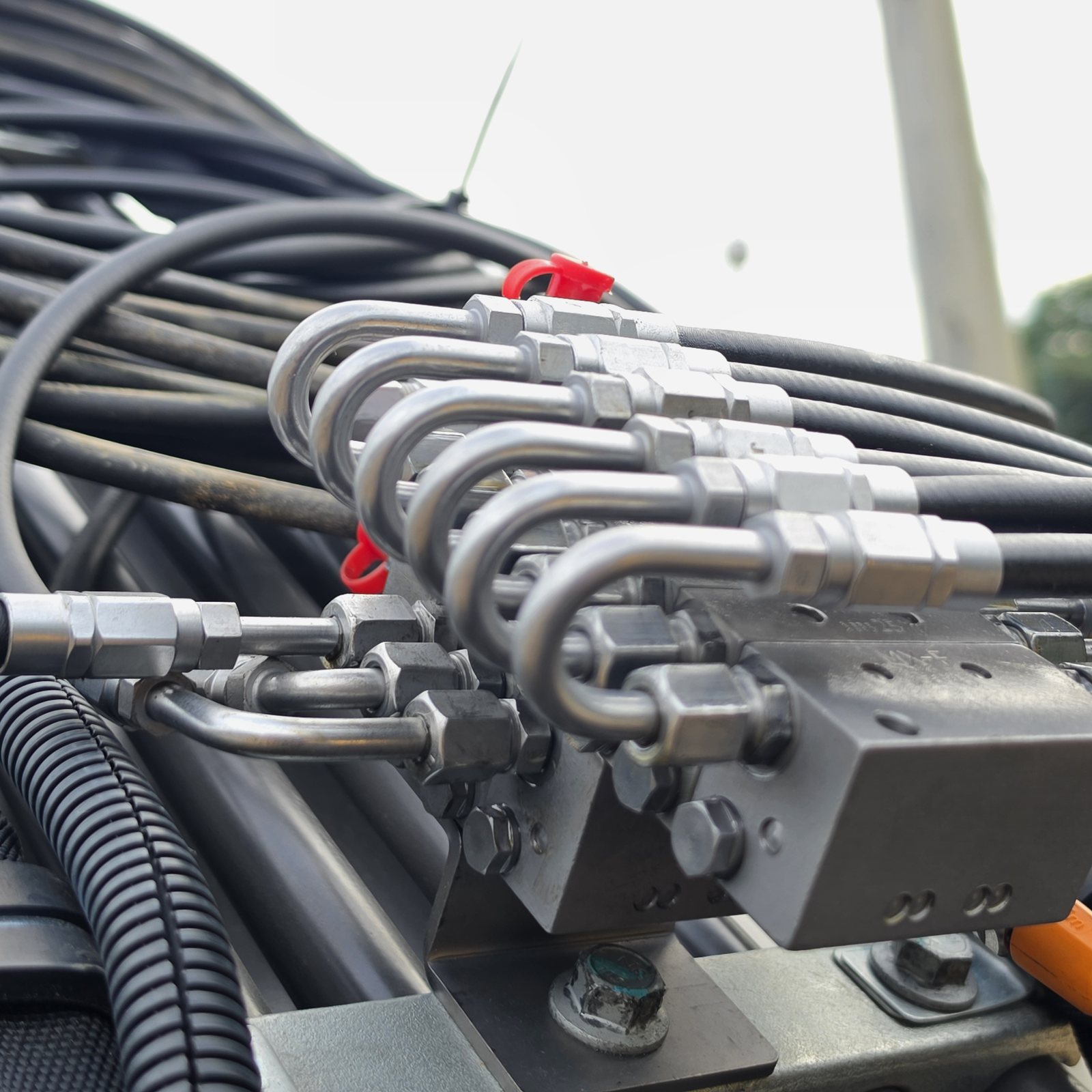 excavator auto grease hose routing ecr90 볼보 ECR90의 BEKA MX-F 분배기와 고압 윤활호스 배관