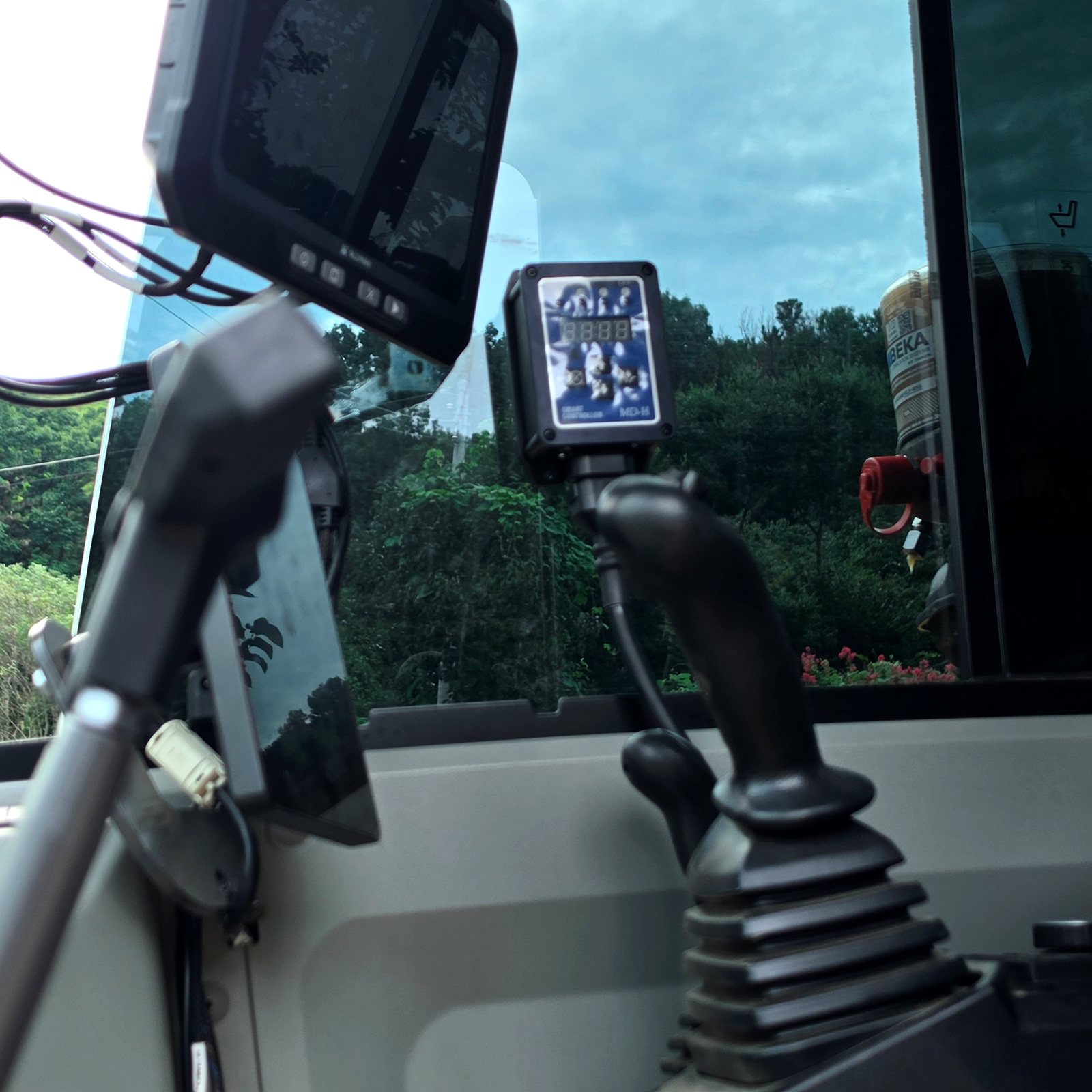 md h grease pump controller ecr90 볼보 ECR90 운전석에 설치한 스마트 구리스펌프 컨트롤러