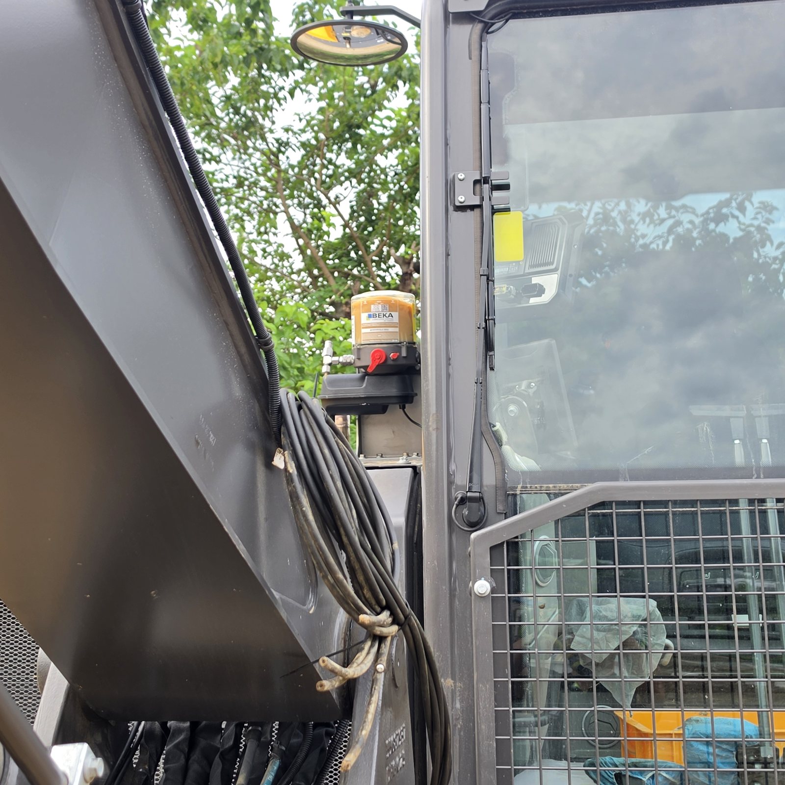 volvo ecr90 beka ep1 mounting 볼보 ECR90 운전석 옆 BEKA EP-1 펌프 설치 위치