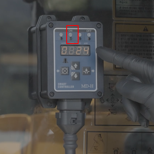 volvo ecr90 smart controller manual grease on 볼보 ECR90 스마트 컨트롤러에서 추가 급유 버튼을 눌러 펌프가 ON 된 상태