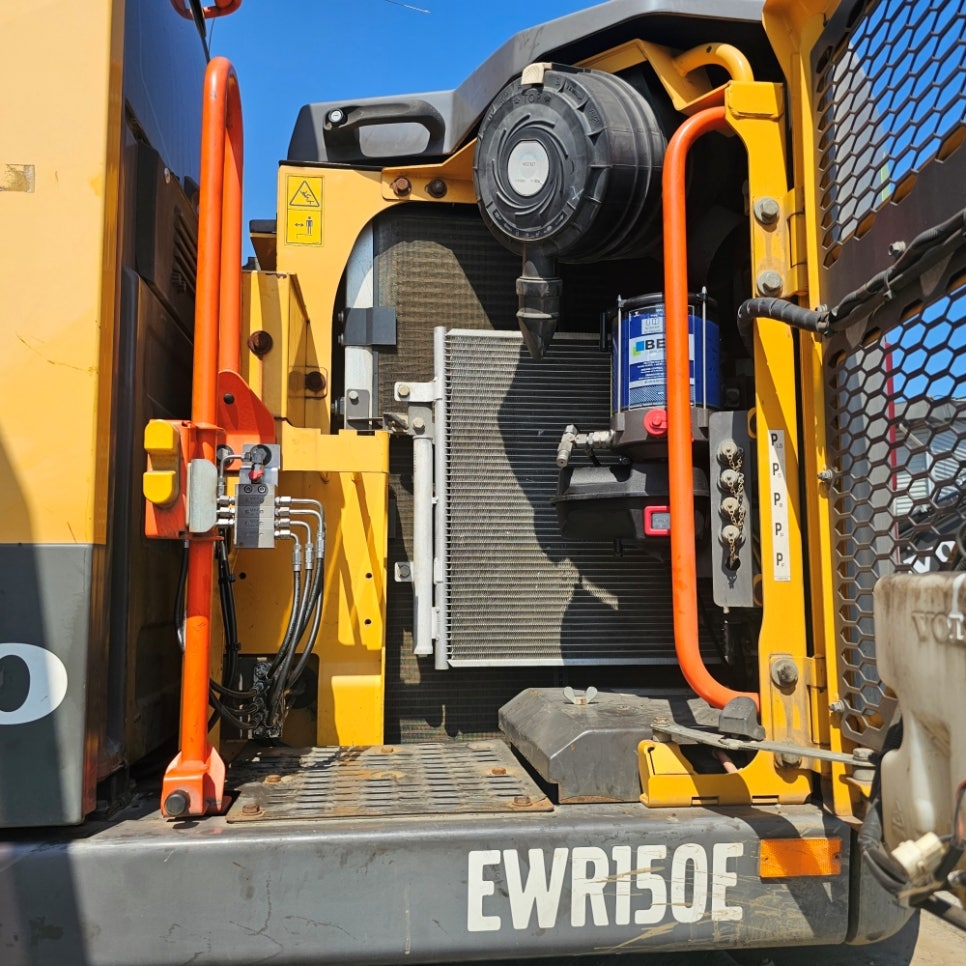 volvo ewr150e auto grease installation 볼보 EWR150E 휠 굴착기 BEKA 자동구리스 펌프와 분배기 설치 현장