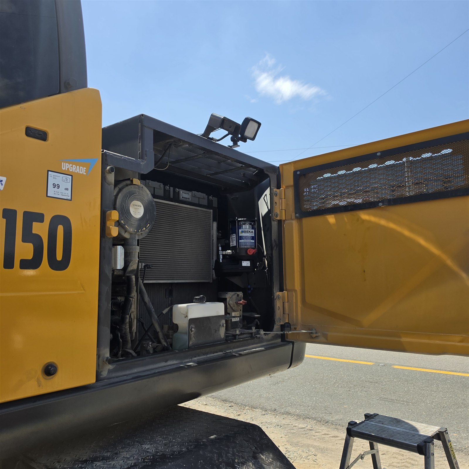 volvo ew150 beka ep1 mounting 볼보 EW150 측면 커버 안쪽 라디에이터 옆에 설치한 EP-1 펌프