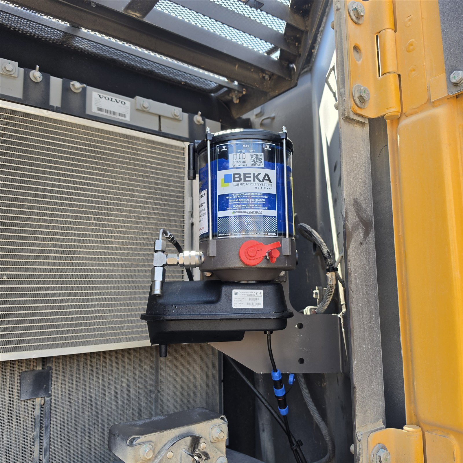 volvo ew150 beka ep1 pump 브래킷에 고정한 BEKA EP-1 구리스펌프와 보충 연결부