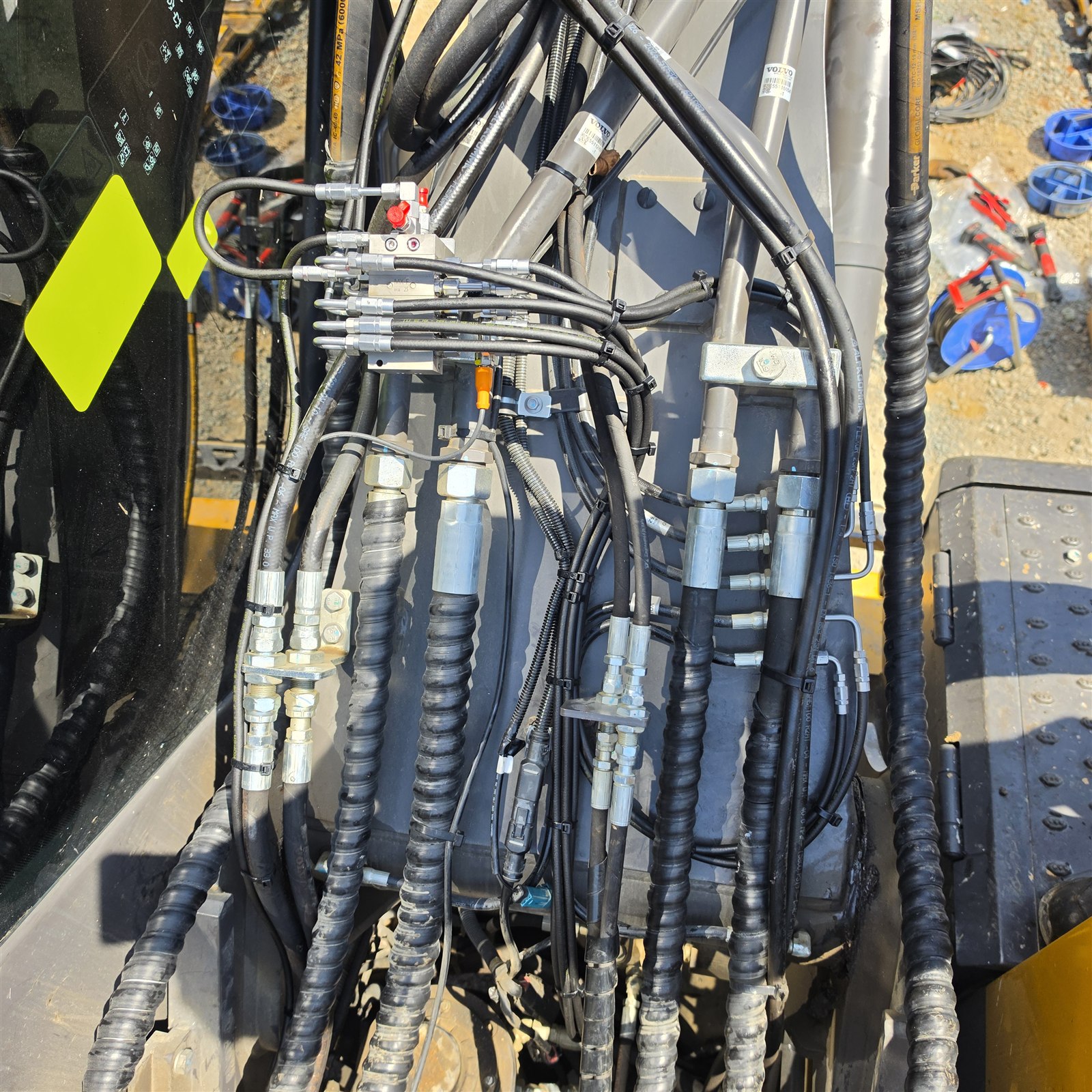 volvo ew150 grease distributor hoses EW150 자동구리스 분배기에서 금속 배관과 윤활호스로 이어지는 연결