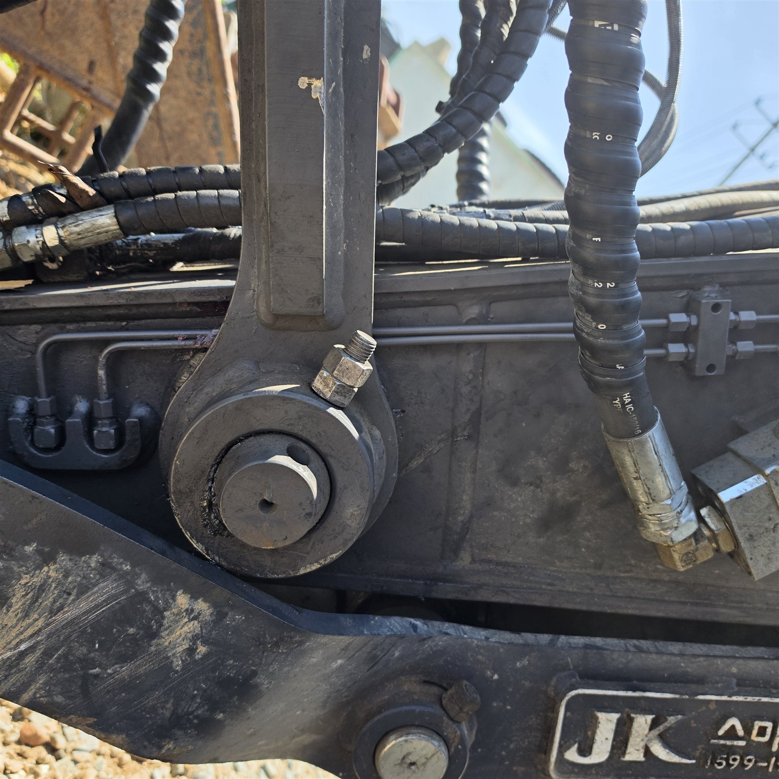 volvo ew150 pin grease connection EW150 관절부 피팅에 연결한 자동구리스 윤활 라인