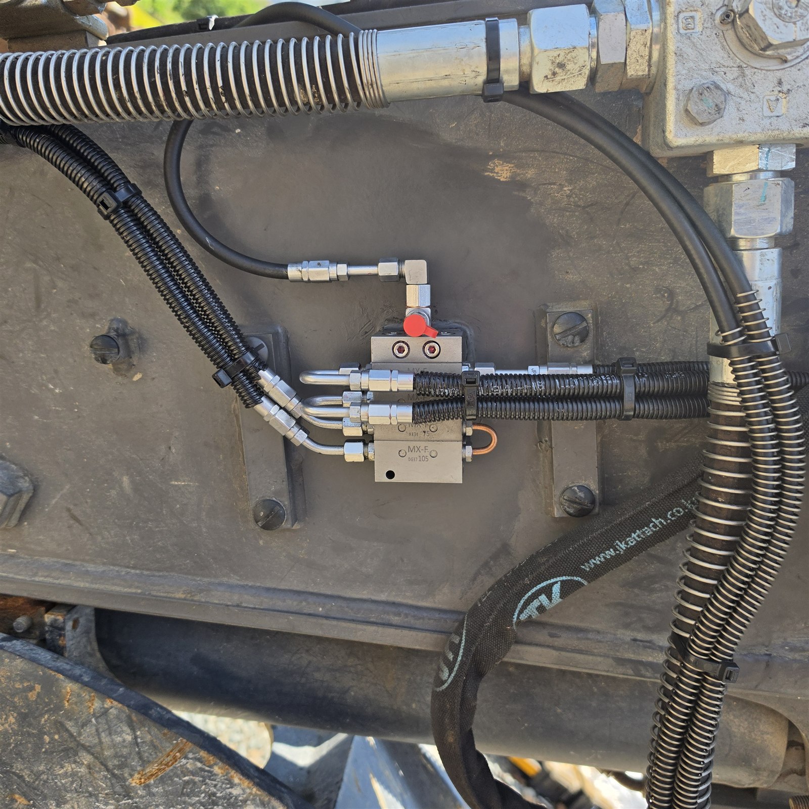 volvo ew150 secondary grease distributor EW150 별도 위치에 고정한 분배기와 호스 보호재