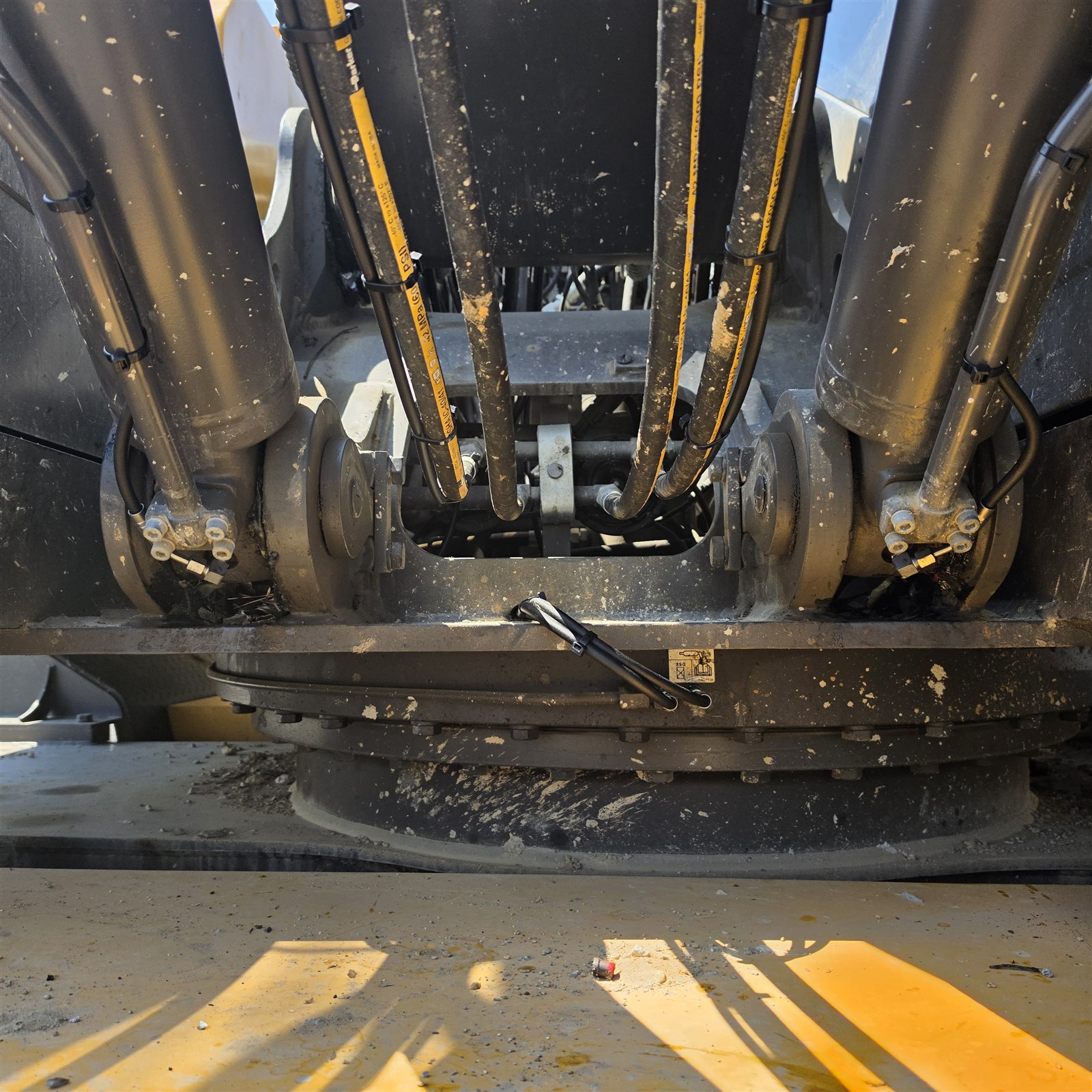 volvo ew150 two piece boom grease lines 볼보 EW150 관절과 실린더 주변의 윤활 라인과 고정부