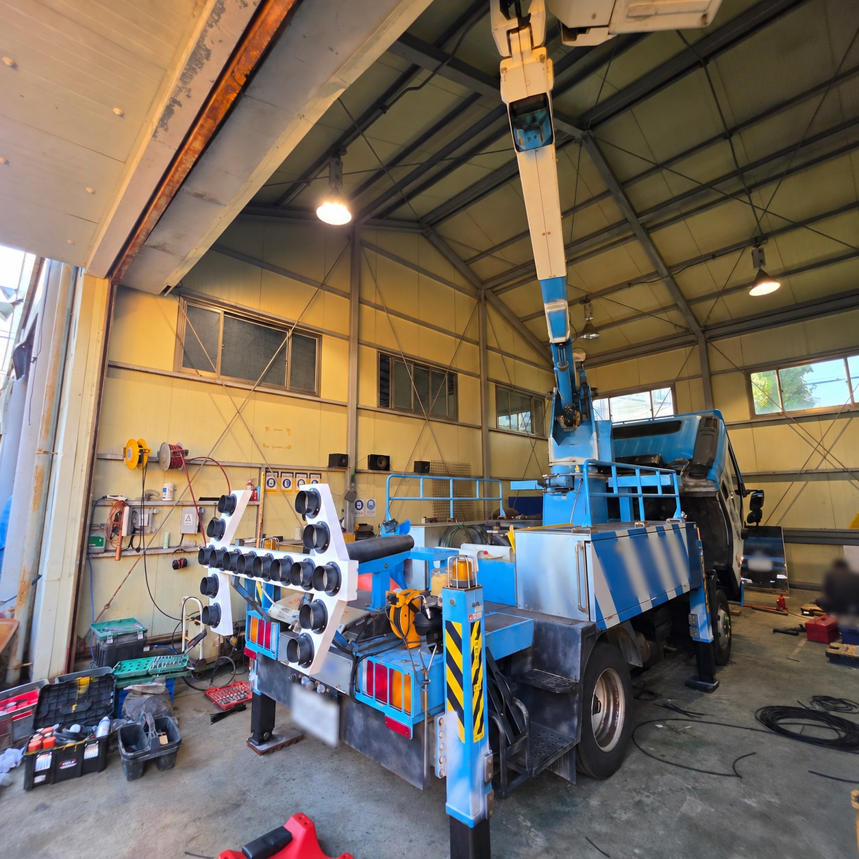 aerial work truck overview privacy 붐을 세운 고소작업차와 차량 뒤쪽에 설치한 베카 EP-1 구리스펌프