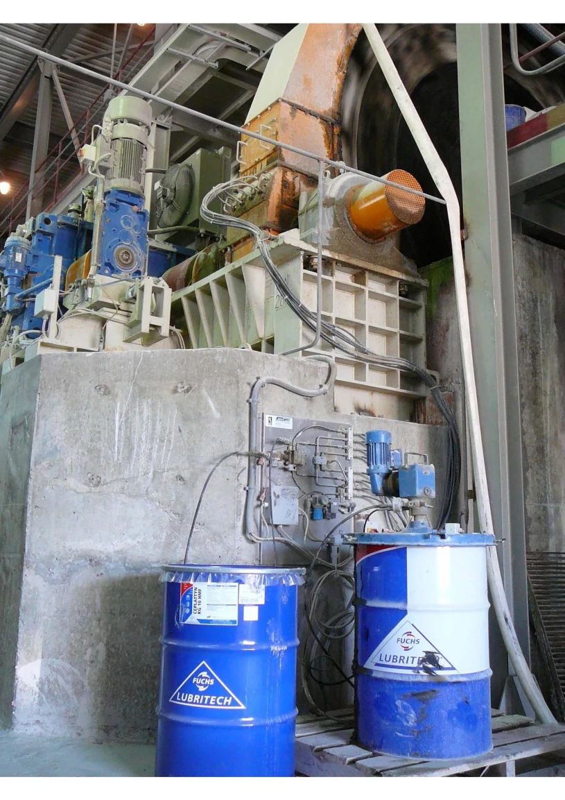electric drum pump gear lubrication 대형 기어 구동부 주변의 전동 드럼펌프와 윤활제 공급 배관