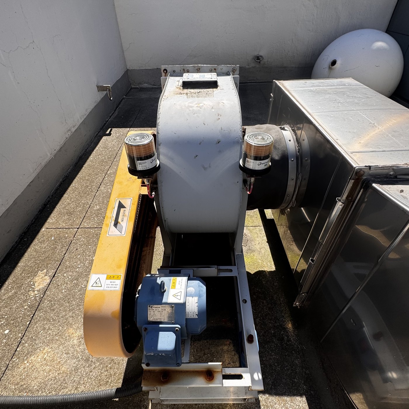 exhaust fan memolub em installed 옥상 배기팬 전체와 양쪽 메모루브 EM 자동급유기, 노란 벨트 커버 및 파란 구동 모터