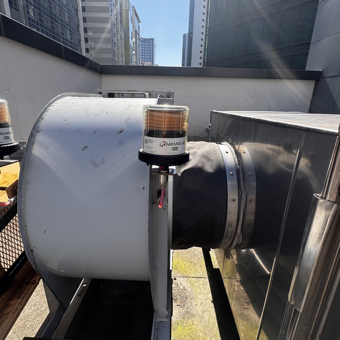exhaust fan memolub em tube 메모루브 EM 하부에서 나온 빨간 튜브가 배기팬 베어링 급유 연결구로 이어지는 실제 설치 사진