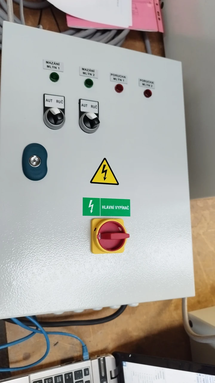 grease spray control panel 구리스 스프레이 시스템 제어반의 운전 스위치와 상태 표시등