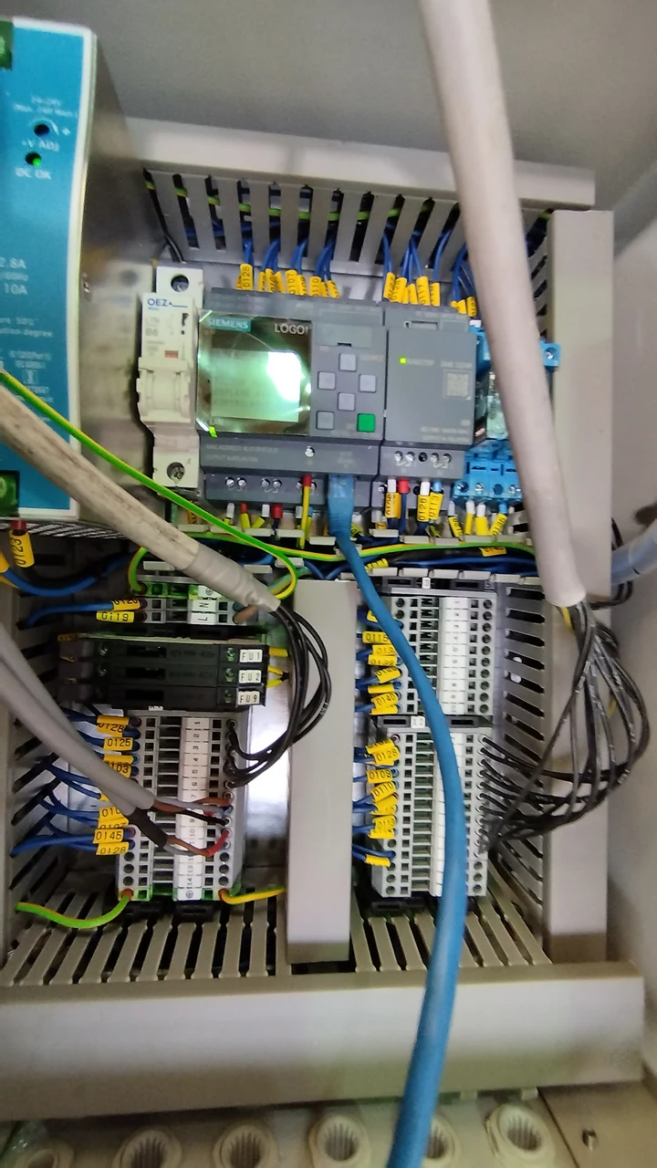 grease spray controller cabinet 분사 주기 제어기와 전기 배선이 설치된 제어반 내부