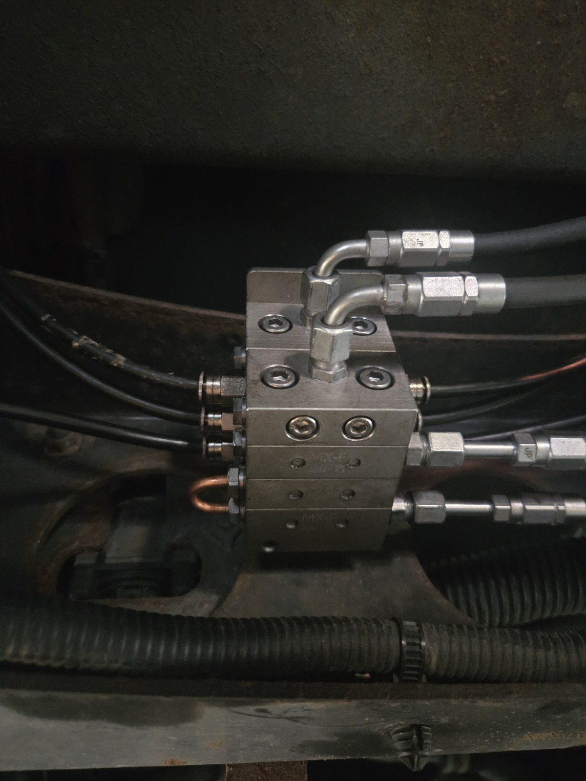 mxf progressive distributor installed 고소작업차 하부에 설치된 MX-F 순차식 분배기와 연결 배관