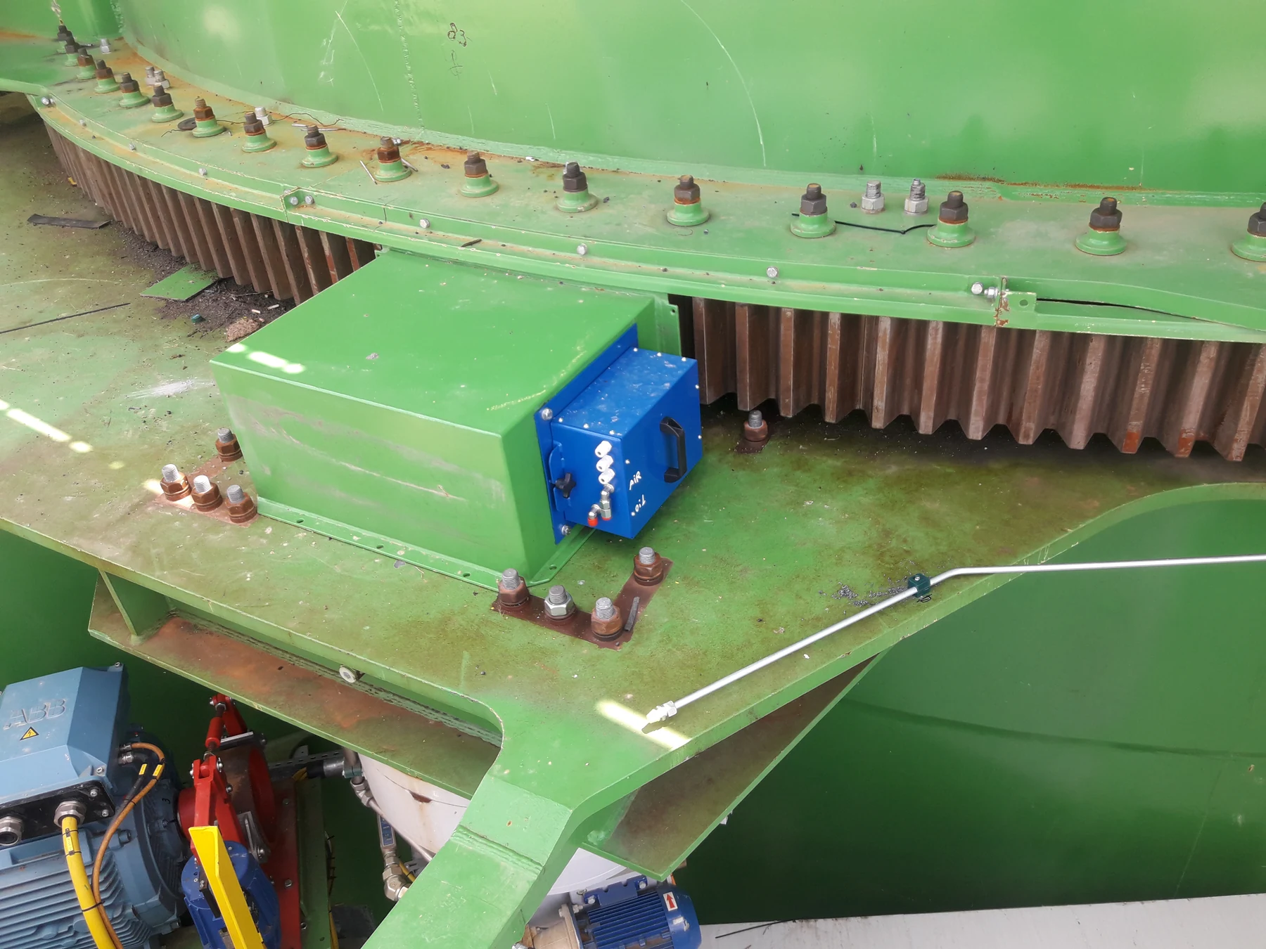 open gear grease spray installation 수평 배치 대형 기어 아래에 설치된 구리스 스프레이 분사장치