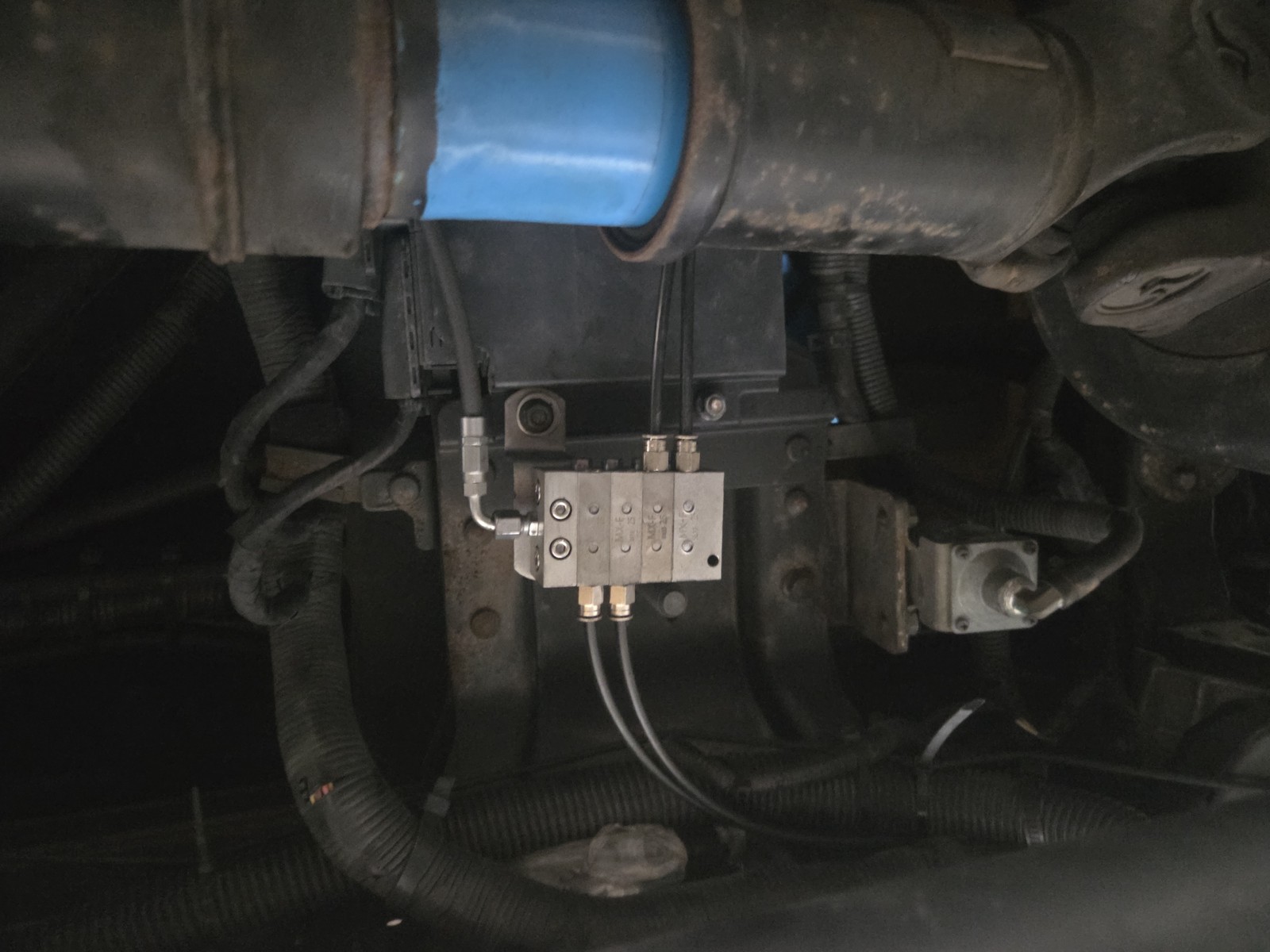 truck chassis mxf distributor 차량 하부 공간에 고정한 MX-F 분배기와 여러 급유 배관
