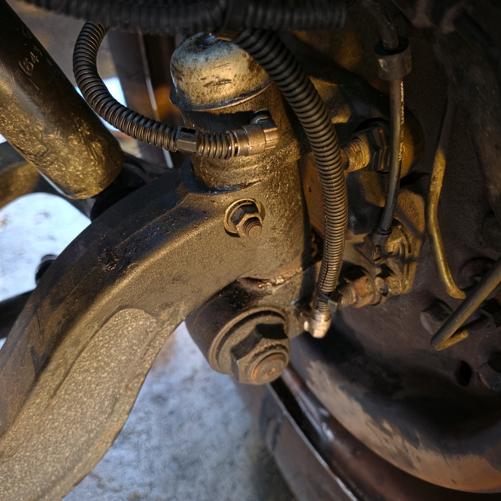 truck lubrication point protected tubing 고소작업차 하부 급유점의 튜브 연결구와 보호 배관