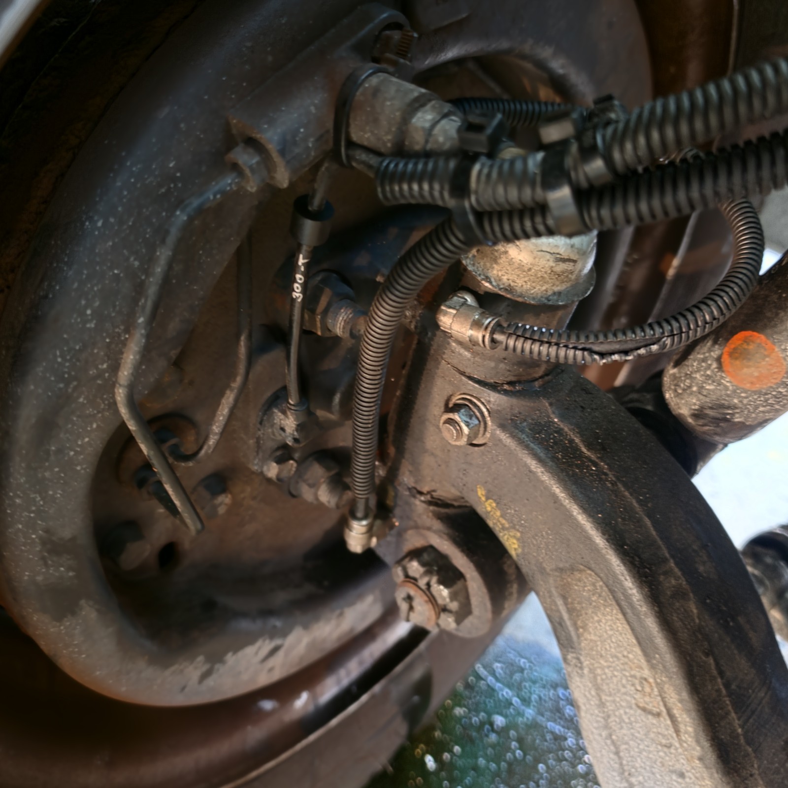 truck steering grease line connection 차량 하부 조향부 주변 급유점에 연결한 그리스 튜브와 보호재